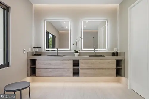 Dumbarton — master-bath — 01