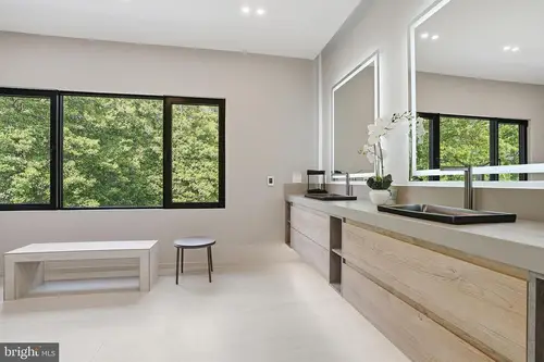 Dumbarton — master-bath — 02