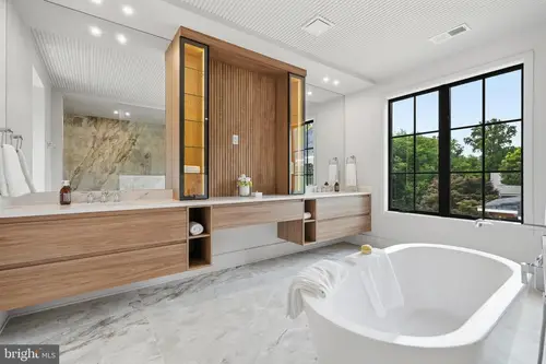 Elsinore — master-bath — 01
