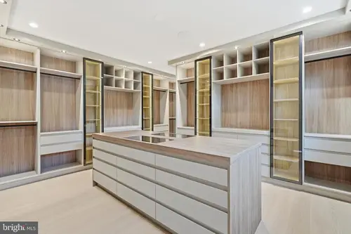 Elsinore — master-closet — 01