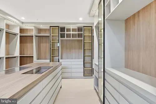 Elsinore — master-closet — 03