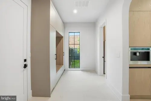 Elsinore — mudroom — 01