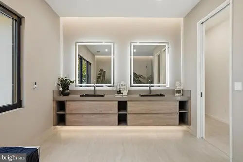 Old Courthouse — master-bath — 01