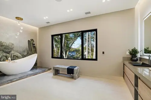 Old Courthouse — master-bath — 03