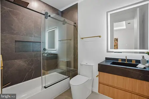 Old Courthouse — secondary-baths — 01