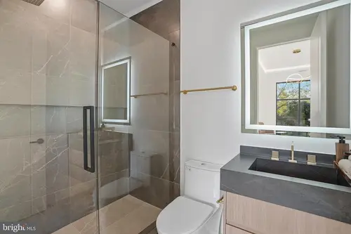 Old Courthouse — secondary-baths — 02
