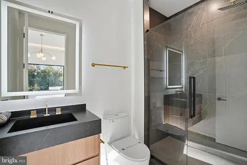 Old Courthouse — secondary-baths — 03