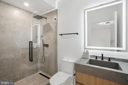 Old Courthouse — secondary-baths — 04