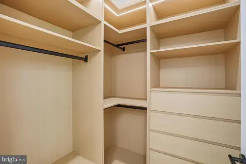 Old Courthouse — walk-in-closet — 01