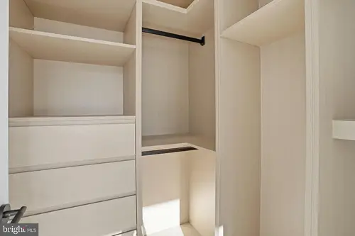 Old Courthouse — walk-in-closet — 02