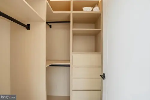 Old Courthouse — walk-in-closet — 03