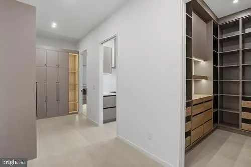 Old Courthouse — walk-in-closet — 04