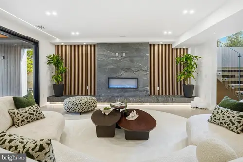 Old Courthouse — living-room — 02