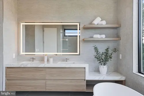 Plainview — master-bath — 01