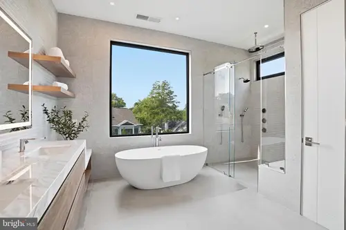 Plainview — master-bath — 02