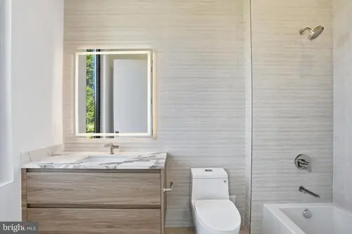 Plainview — secondary-baths — 03