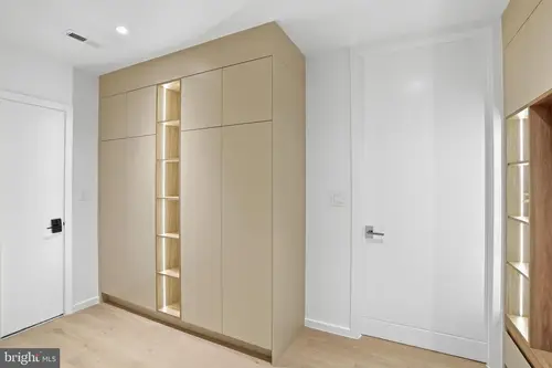 Plainview — his-and-her-closet — 04