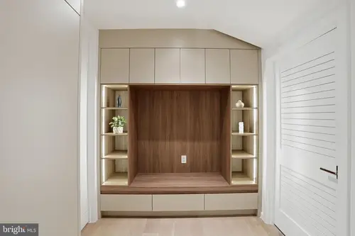Plainview — mudroom — 01
